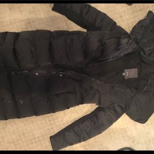This is a Vera Wang black small down jacket.Warm!!